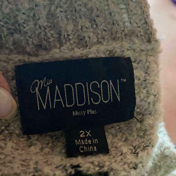 MIA MADDISON STAR SWEATER - Picture 3 of 3